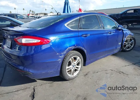 2016 Ford Fusion Energi Titanium z USA, uszkodzony, nr VIN 3FA6P0SU0GR235942